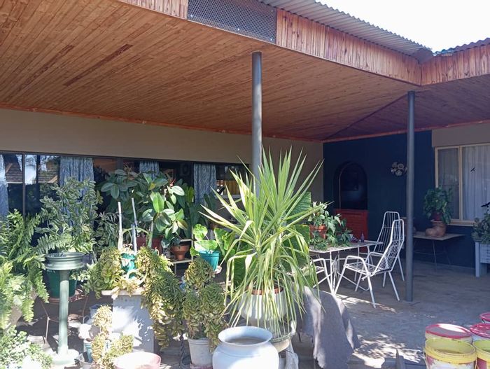 For Sale: House in Omaruru Central with 4 bedrooms, flat, and large garden.