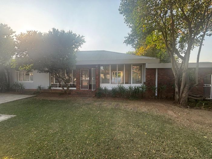 Menlo Park House To Rent: 5 Bedrooms, spacious living areas, large garden, secure parking.