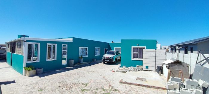 Franskraal House For Sale: 5 bedrooms, 2 flats, braai area, income potential.