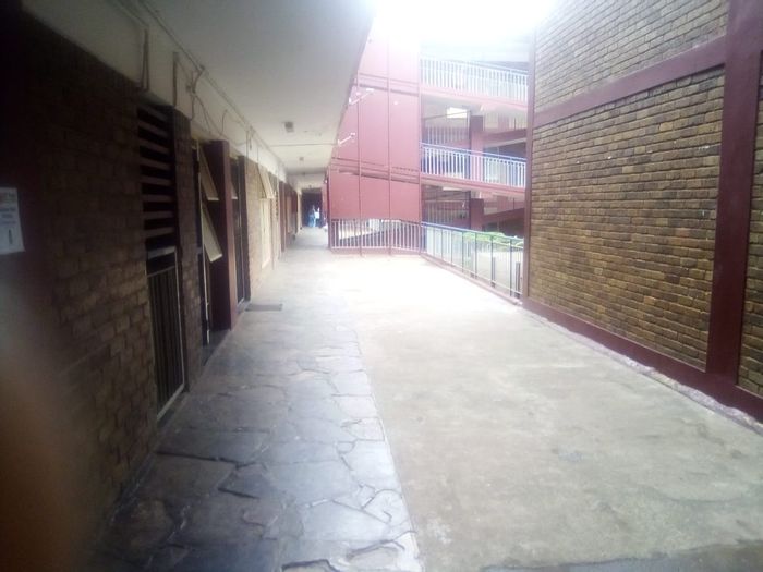 Kempton Park Central Apartment For Sale: 2.5 beds, parking, near amenities and airport.