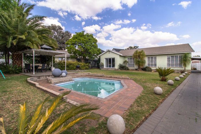 Brackendowns House For Sale: 6 bedrooms, pool, flats, secure parking, entertainment area.