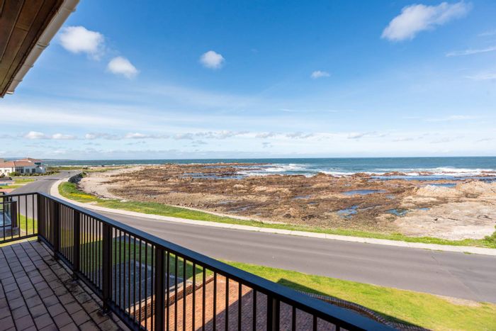 For Sale: Spacious Franskraal house with ocean views, multiple living areas, and parking.