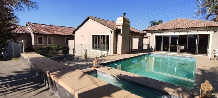 Menlyn House For Sale: Entertainer's dream with pool, games room, and security features.