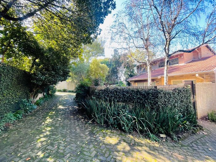 Illovo Townhouse To Rent: 2 Ensuite Bedrooms, Pool, Security, Golf Course Views.