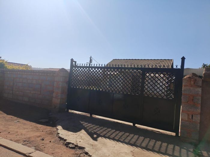 Mahube Valley House For Sale: Spacious Yard, 2 Bedrooms, Near Mams Mall