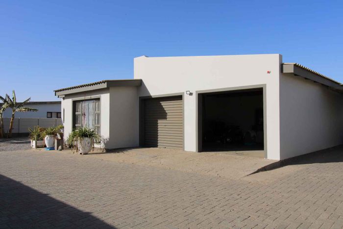 Spacious 3-Bedroom House for Sale in Meersig with 2 Garages