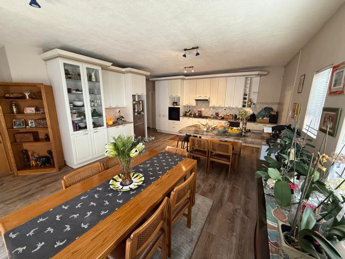 Kleine Kuppe House For Sale: 3 Bedrooms, pool, lapa, solar system, double garage.