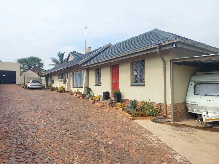 For Sale: Glen Marais House with 5 bedrooms, pool, lapa, and security features.