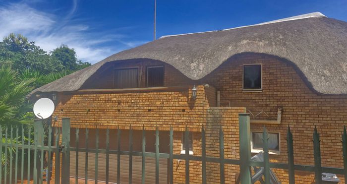 Faerie Glen House For Sale: 3 Beds, Pool, Security, Double Garage, Balcony.