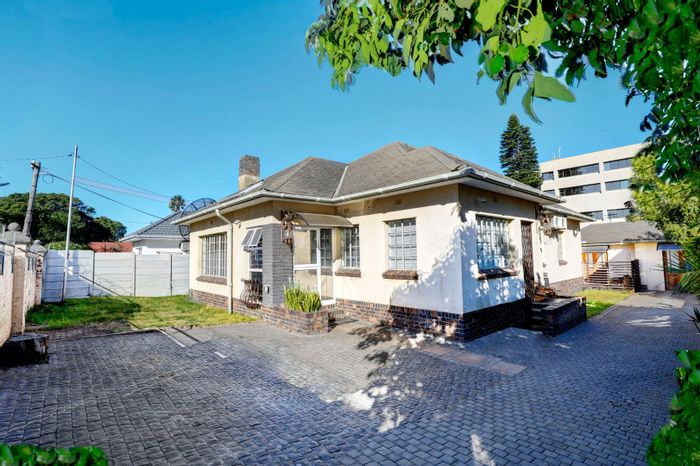 Boston House For Sale: 3 bedrooms, separate unit, near medical facilities, versatile living.