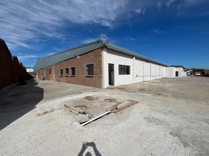 Industrial Warehouse To Rent in Montague Gardens with 2650m2 space and access.
