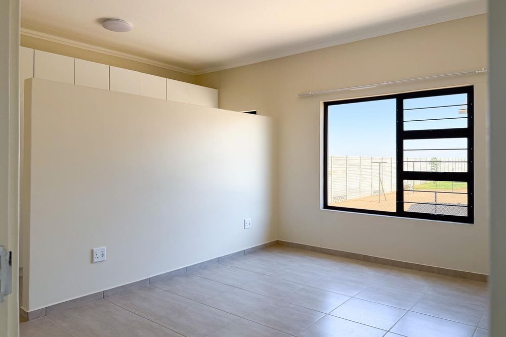 Main bedroom with dressing room and full ensuite.
