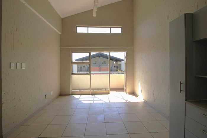Lonehill Apartment For Sale: 1 Bed, Pool, Balcony, Prepaid Electricity, Covered Parking.