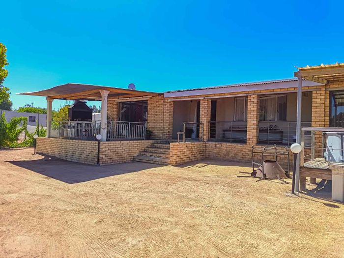 Abbotsdale House For Sale: 3 bedrooms, indoor braai, rental flat, quiet living.