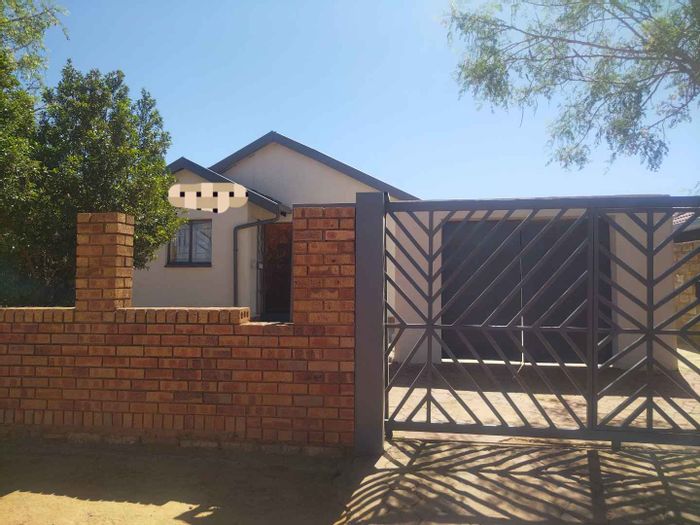 Soshanguve Ext House For Sale: 2 bedrooms, near schools and shopping amenities.