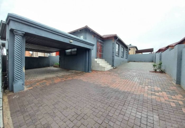 For Sale: House in Atteridgeville, 3 beds, prepaid electricity, no load shedding.
