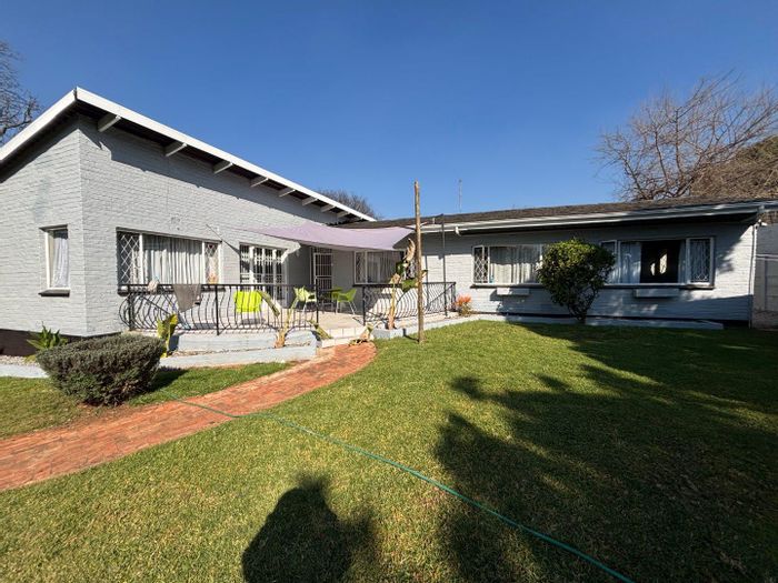 Cottage To Rent in Blairgowrie: Room with shared amenities and garden access.