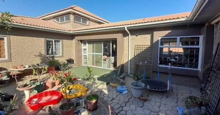 Spacious house in Swakopmund Central for sale, featuring garden and garage.