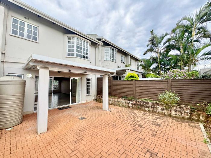 Townhouse To Rent in Sunningdale: 3 beds, pet-friendly, garage, outdoor patio.