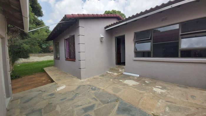 Spacious 3-bedroom house for sale in Birchleigh North, near schools and malls.