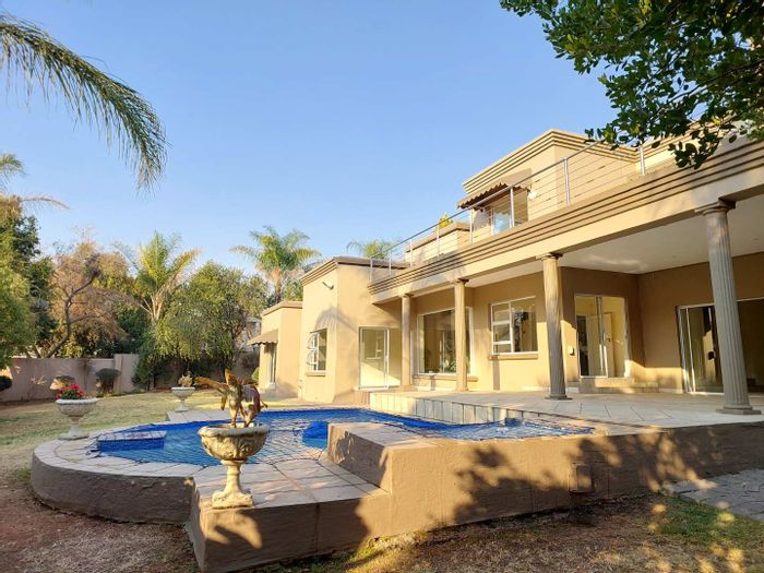 Dainfern Golf Estate House To Rent: En suite bedrooms, pool, bar, and security.