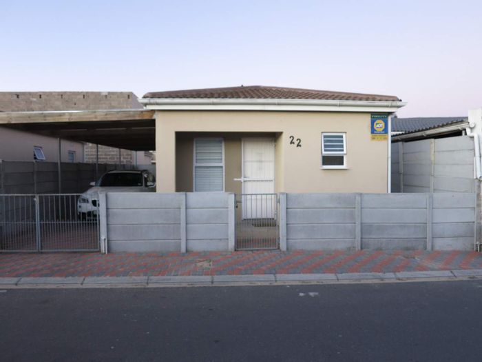 House For Sale in Blue Downs Central: 2 bedrooms, parking for 3 cars, security features.