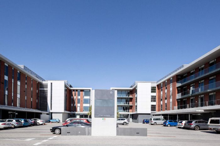 Versatile office spaces for rent in Century City with meeting rooms and coworking options.