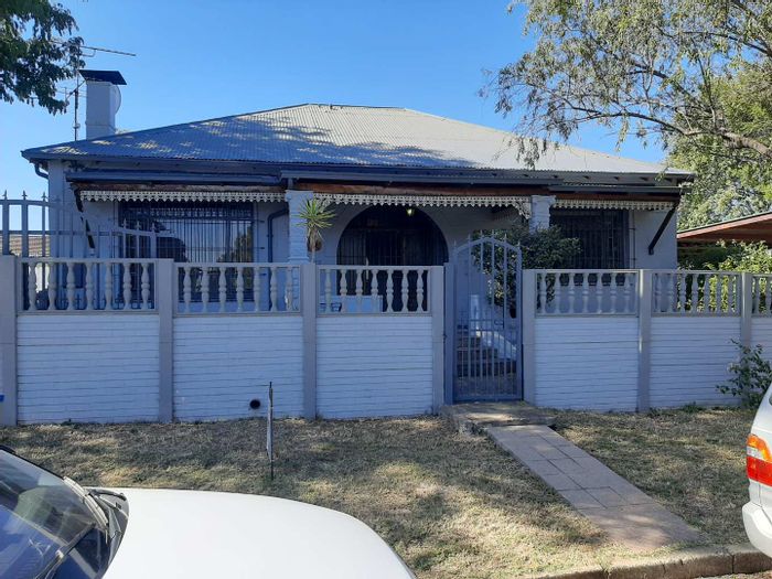 Alberton North House For Sale: 4 bedrooms, study, flatlet, patio, and ample parking.