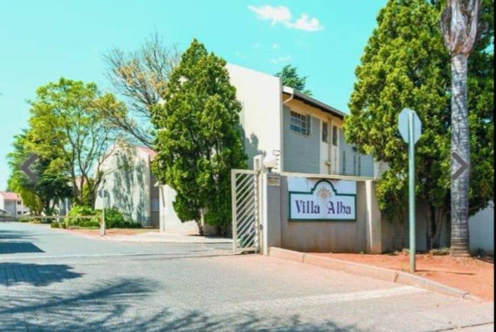 Die Hoewes Apartment For Sale: 3 Bedrooms, Pool, Close to Amenities.