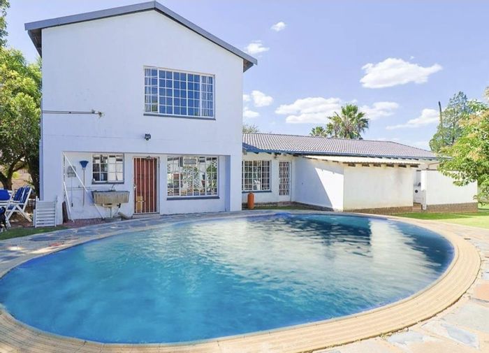 Spacious Randhart Family Home with 6 Bedrooms, Pool, and Dual Kitchens for Sale!