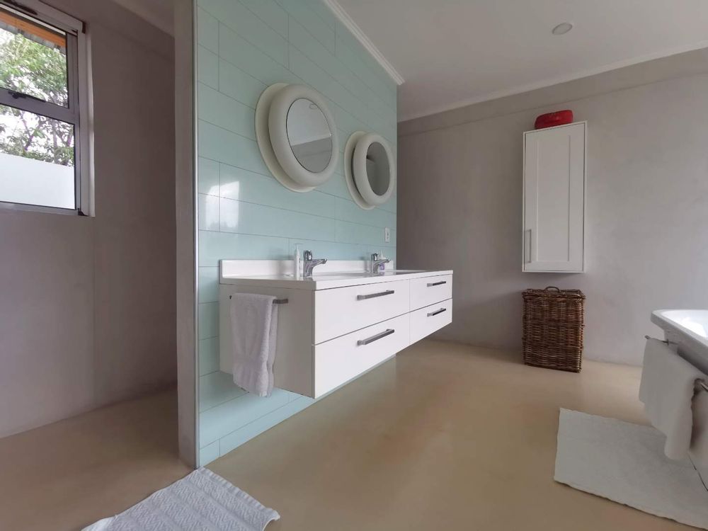 MASTER BEDROOM FULL EN- SUITE 