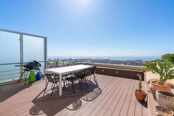 For Sale: 3-Bedroom Apartment in Green Point with Ocean Views and Tandem Parking.