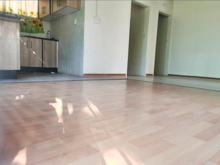 Cottage To Rent in Lombardy East: 2 Bedrooms, pool access, secure parking.