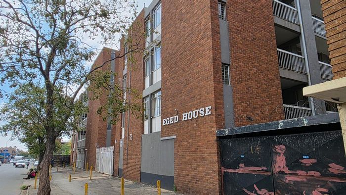 For Sale: Apartment in Kempton Park Central, 2.5 bedrooms, parking, near amenities.