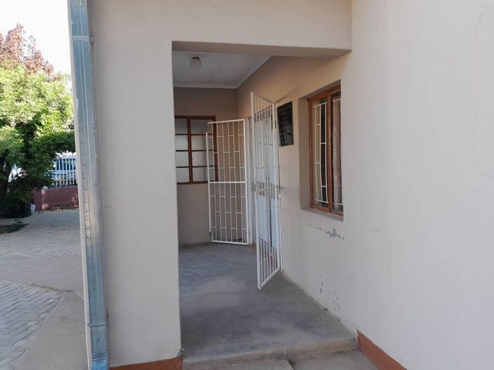 To Rent: Office in Otjiwarongo Central with multiple rooms, bathrooms, and ample parking.