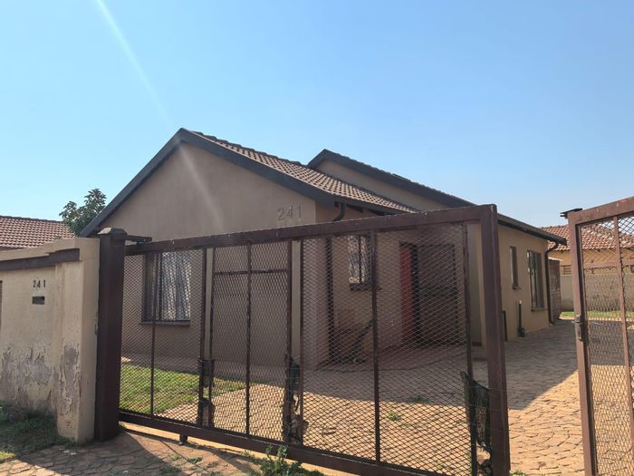 3-bedroom house to rent in Soshanguve Ext with carport and nearby amenities.