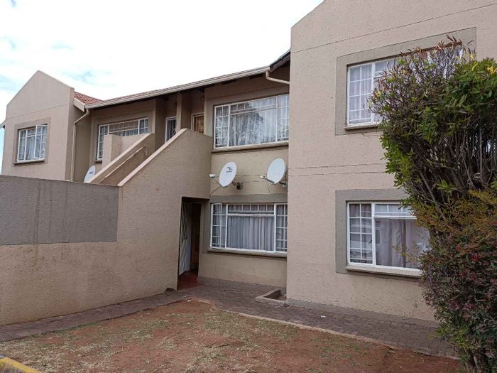 Die Hoewes Apartment For Sale: 2 beds, pool, braai area, 24/7 security.