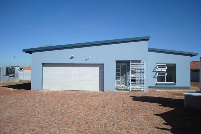 Riversdale House For Sale: 4 beds, double garage, water tank, prepaid electricity.