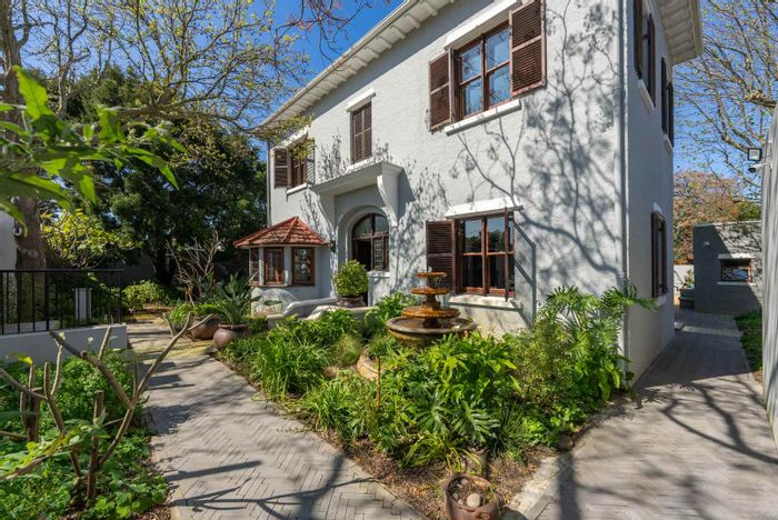 Rondebosch House For Sale: 4 bedrooms, flatlet, garden, solar system, security features.