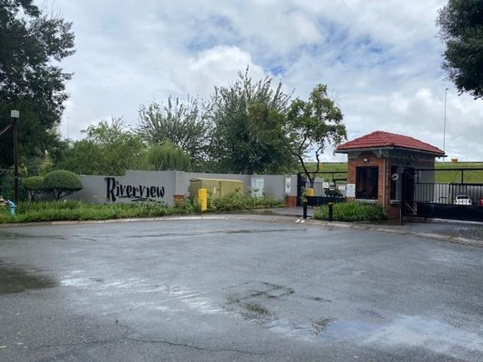 Rivonia Apartment For Sale: 1-bed, secure complex, communal gardens, prime location.