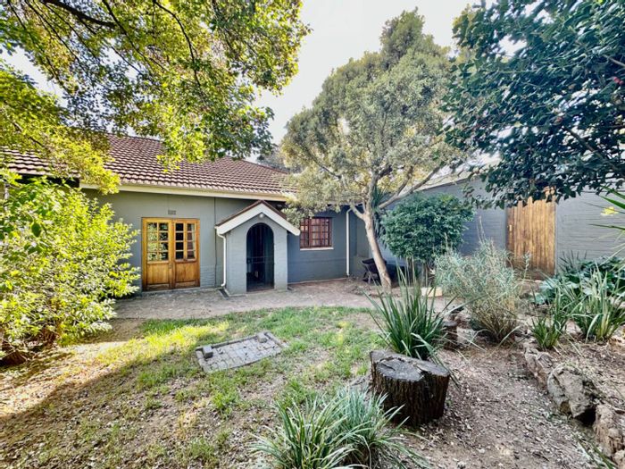 Charming Melville House For Sale: Original Features, Double Garage, Near 27 Boxes