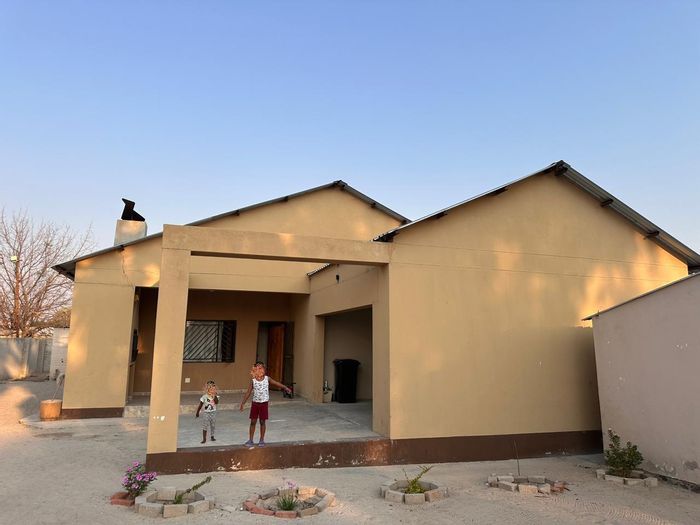 For Sale: House in Ondangwa Central with 2 bedrooms, office, and extra structure.