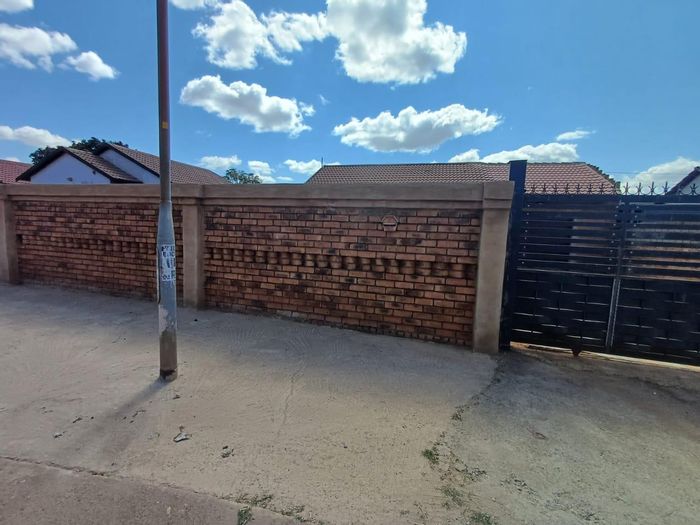 House for Sale in Mamelodi East: Spacious yard, outside room, close to amenities.