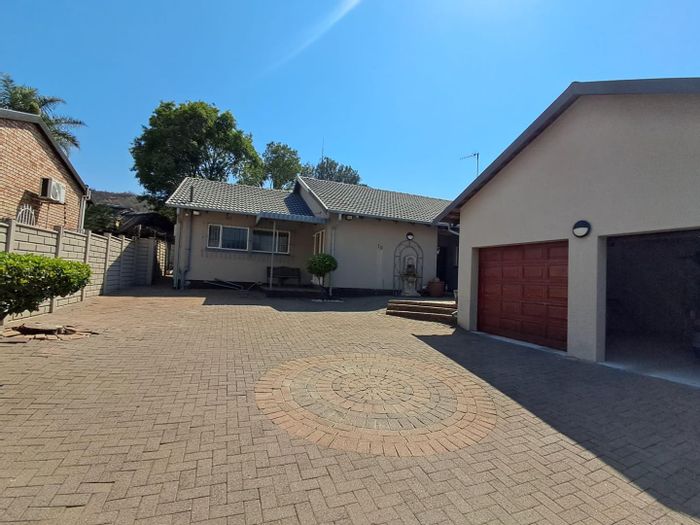 Mulbarton Townhouse For Sale: 4 beds, pool, lapa, staff quarters, ample parking.