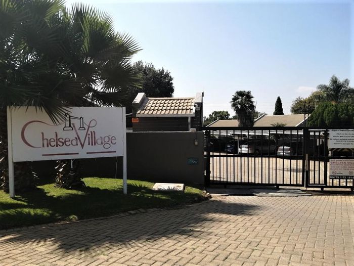 Northwold Apartment To Rent: 2 Bedrooms, private garden, pool, 24-hour security.