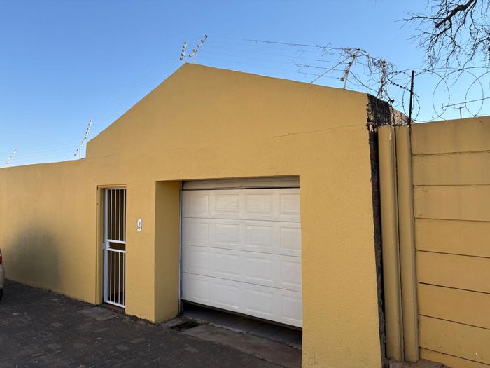 Hursthill House For Sale: 5 bedrooms, 2 flatlets, garage, outdoor patios.