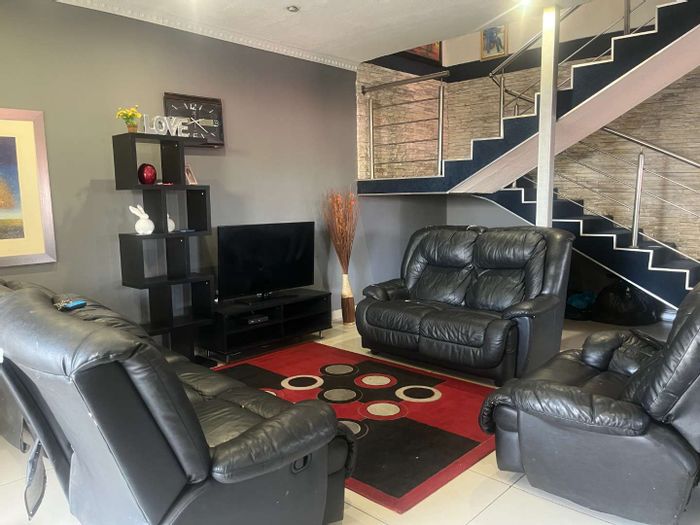 Dorado Park Home for Sale: 5-Bed Sanctuary with Jacuzzi, Lounge, Office & Lappa