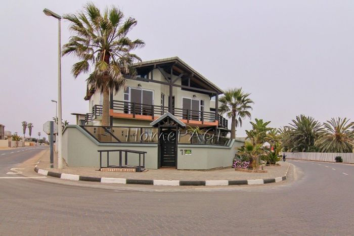 Waterfront House For Sale: 3 levels, 4 bedrooms, entertainment room, furniture included.