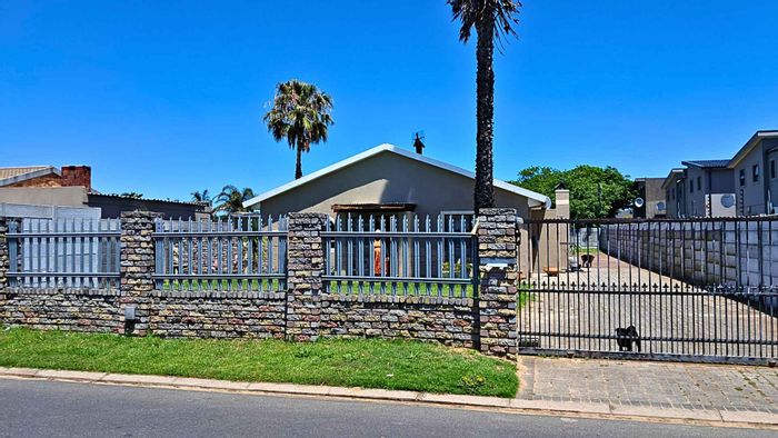 Windsor Park House For Sale: 3 bedrooms, indoor braai, large garage, secure parking.