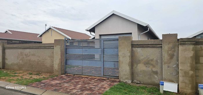 For Sale: House in Salfin, near schools, shops, and Carnival City access.